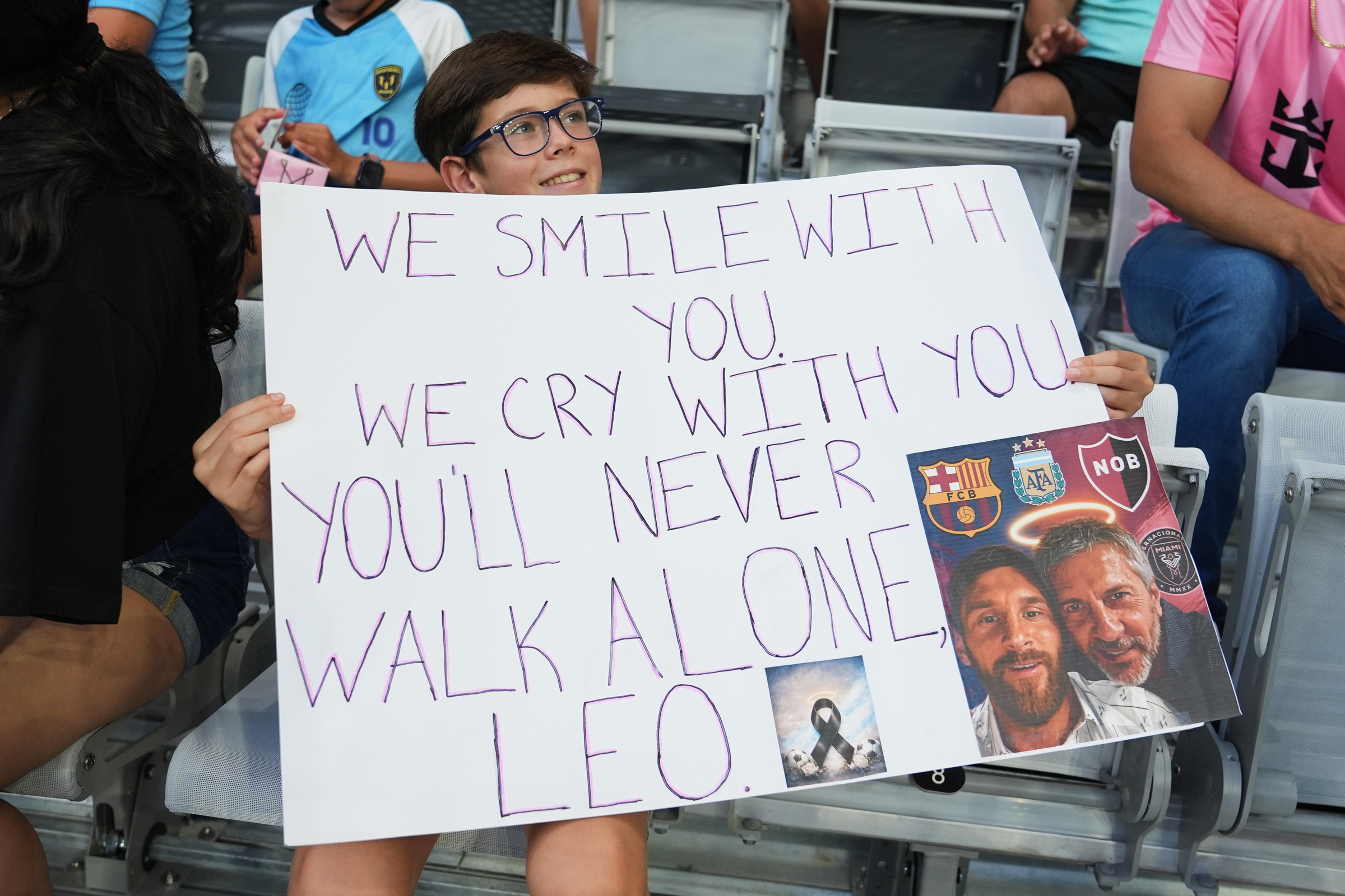 Messi được đồng đội tri ân sau khi mất bố