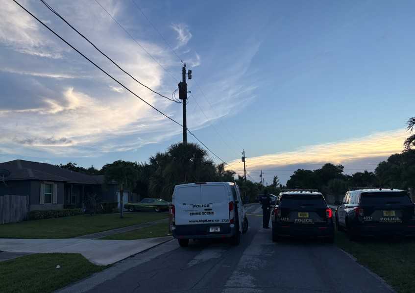 Boynton Beach police search for suspect after shooting injures adult