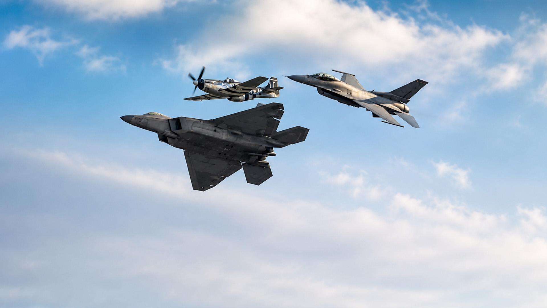 El F-22 Raptor muestra su poder de quinta generación en Oshkosh