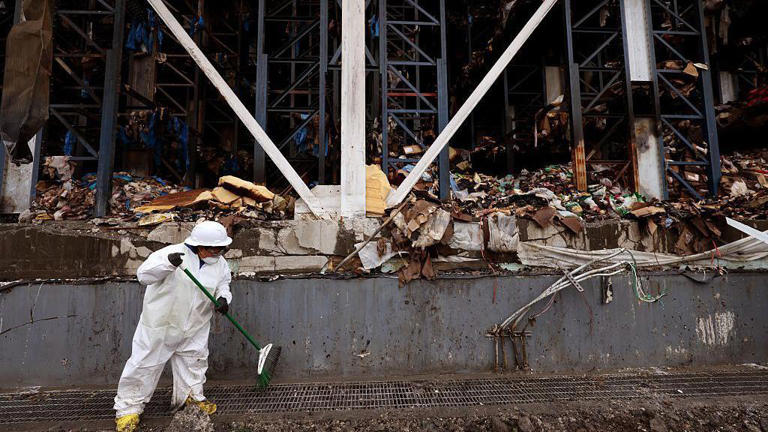 Tonnes of rotting food from vast LA warehouse fire creates unbearable ...