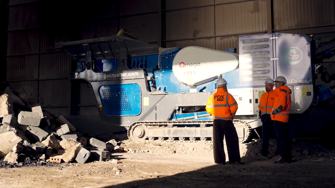 Heavy mobile crusher recycling construction debris