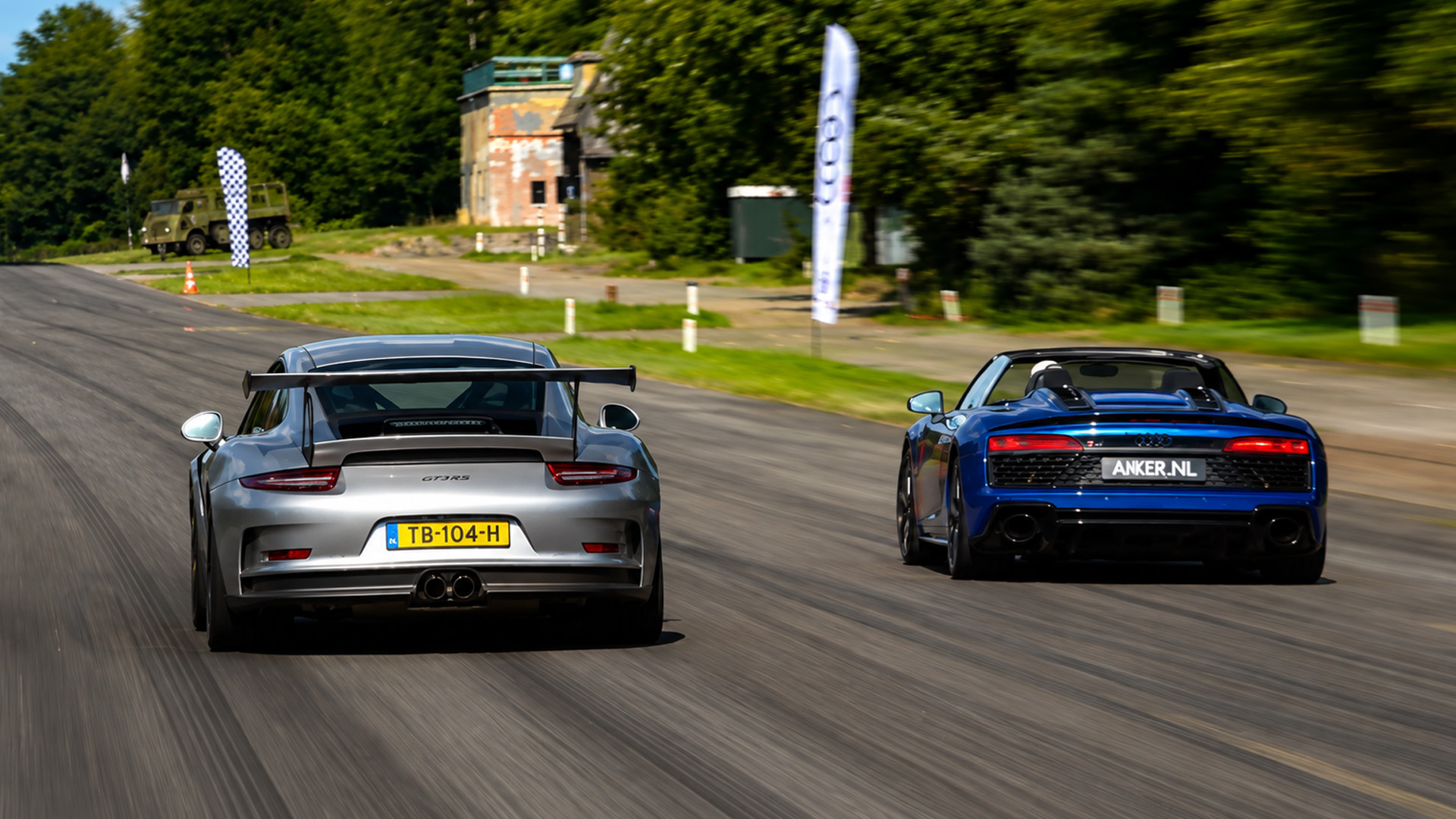 L'Audi R8 Spyder défie la Porsche GT3 RS dans un duel de vitesse