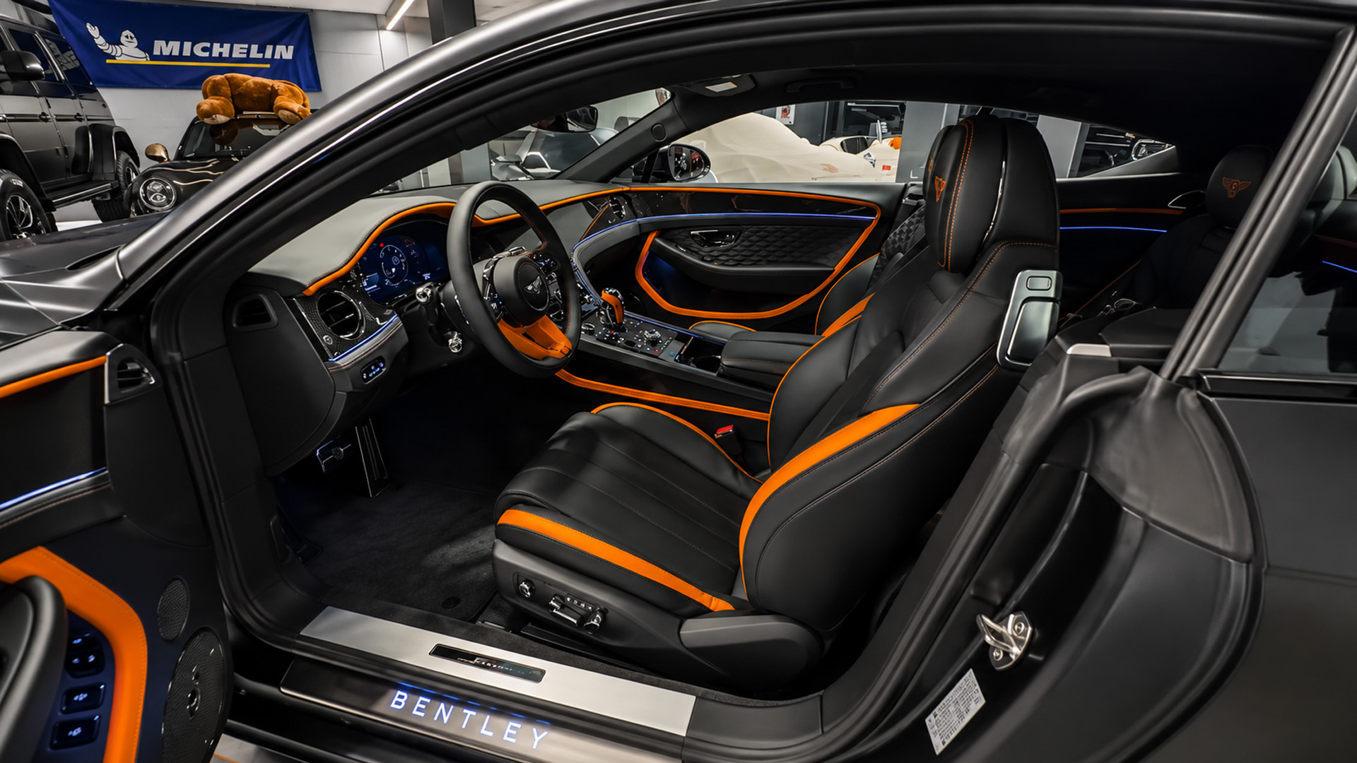 ein-blick-in-das-luxuri-seste-suv-interieur-von-bentley