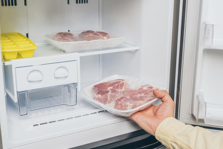 Pare de congelar carne no saco do supermercado! Esse hábito compromete a qualidade do alimento e a sua segurança