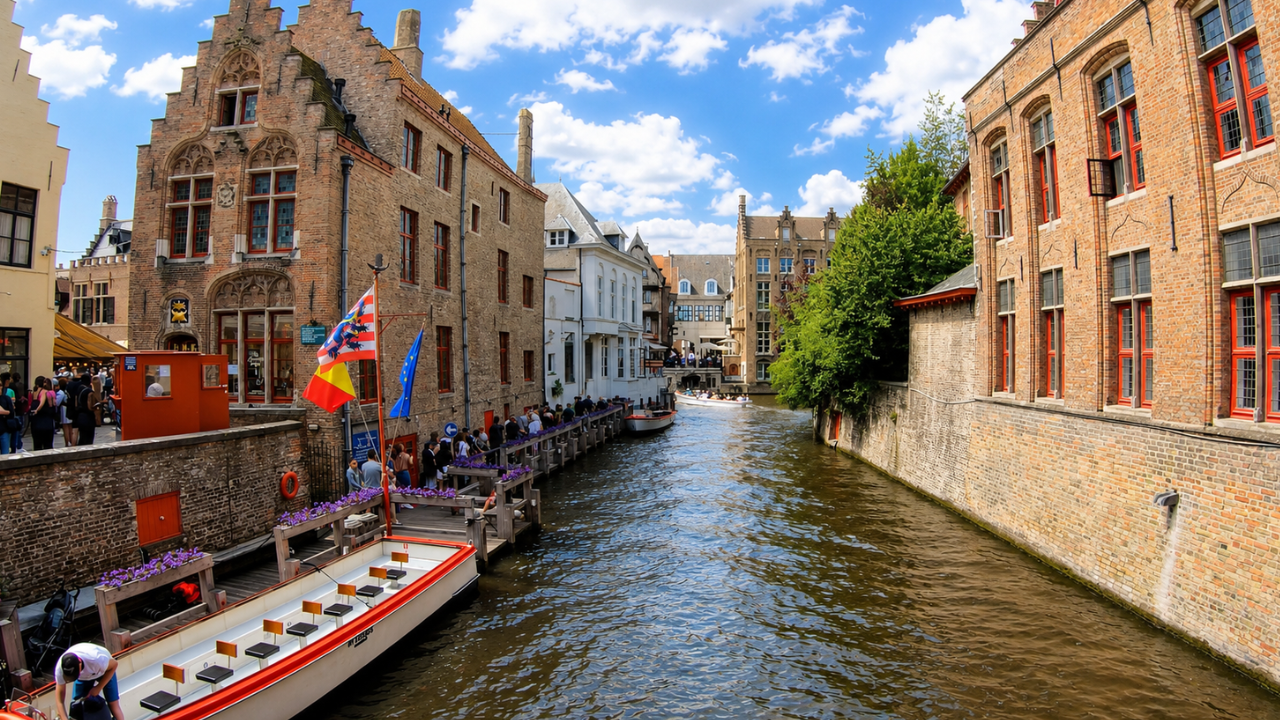 Exploring Bruges between canals and old brick houses (4K)