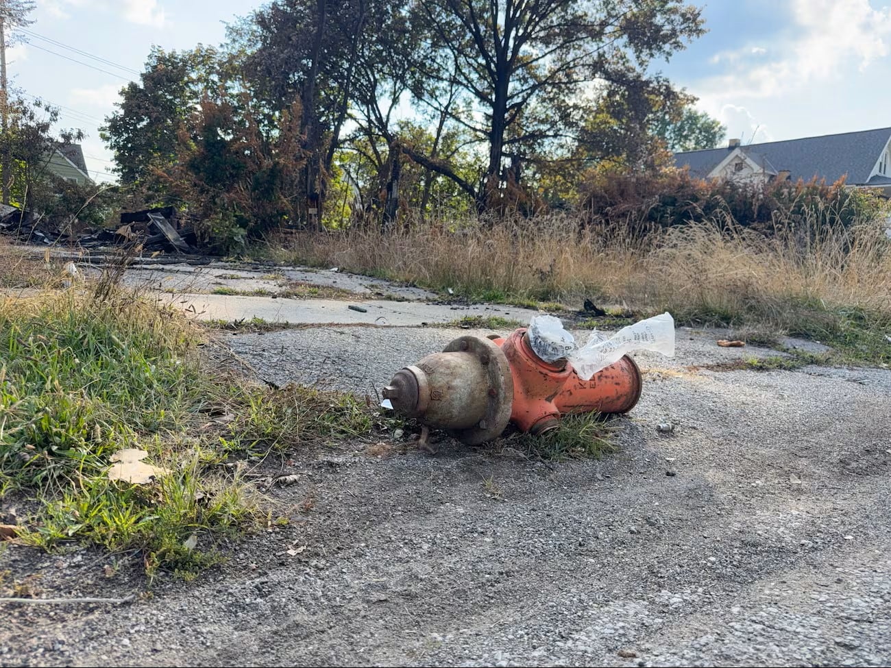 3 homes destroyed after house fire; family blames broken hydrant