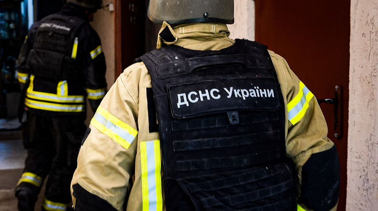 Firefighter killed and two people injured in Russian double-tap strike ...