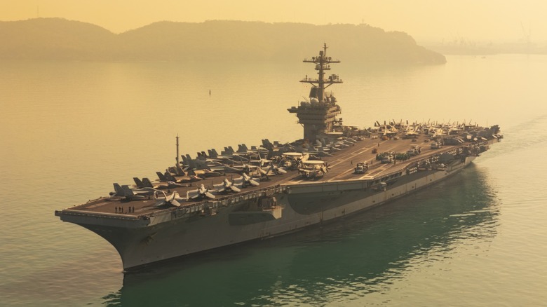 Can Air Force planes land on aircraft carriers?