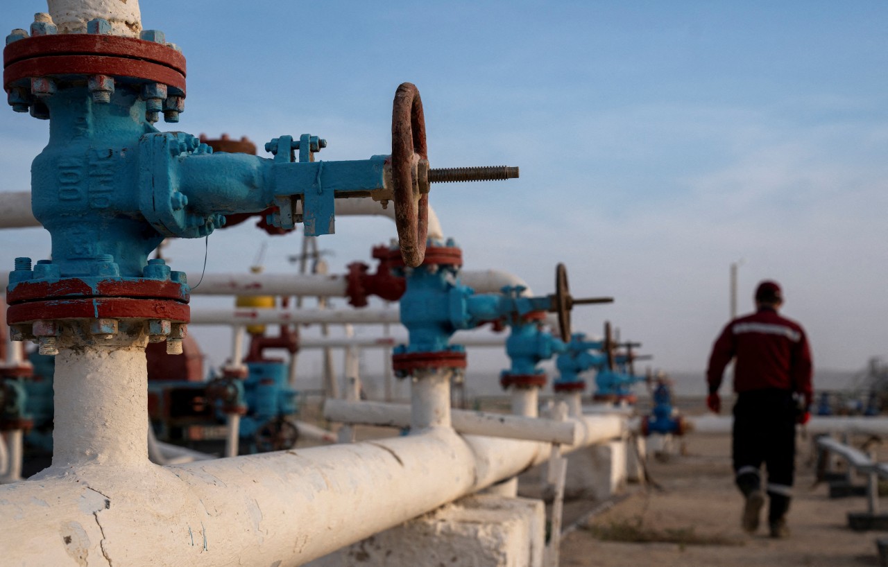Crude futures extend as Hormuz reopening seen delayed