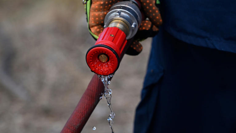 On the 2nd, water flows from a firefighter's hose nozzle at a wildfire site near Porto Germeno northwest of Athens, Greece. /AP-Yonhap