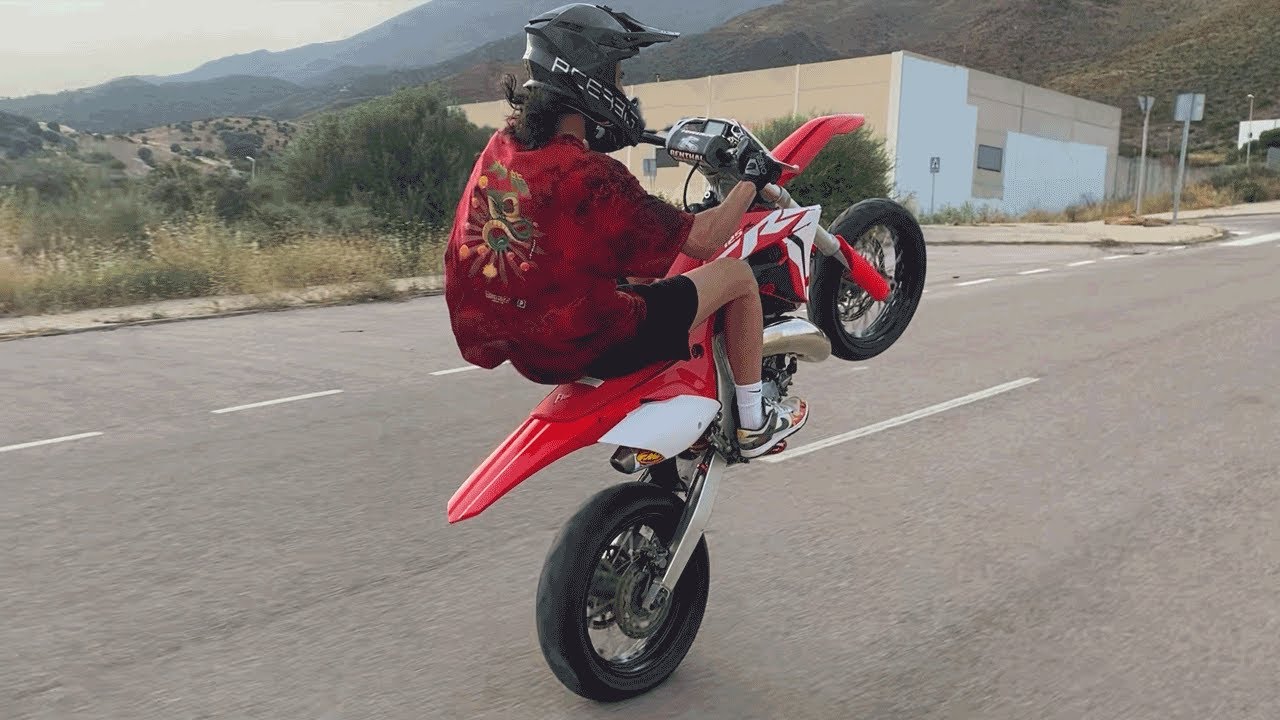 ¿El Honda CR 125 capaz de Wheelies?