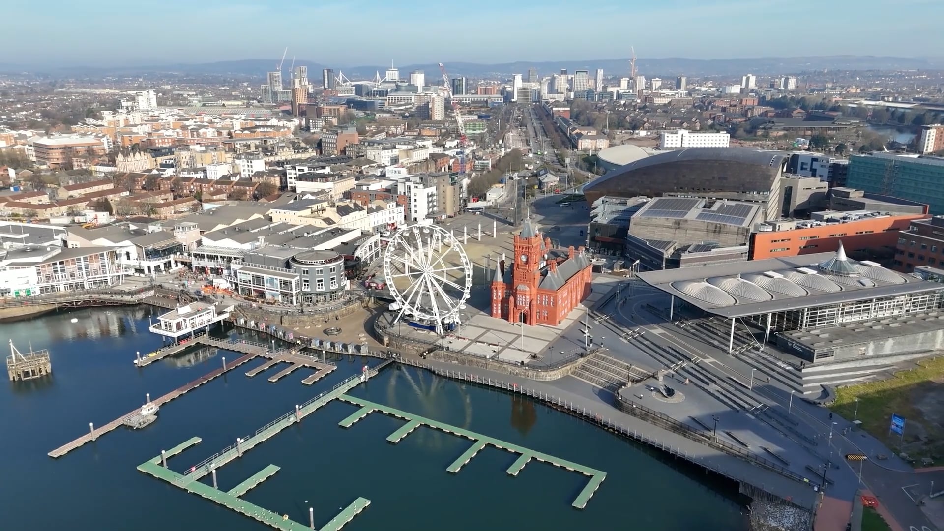 Cardiff shora: Ohromující prohlídka velšského hlavního města dronem
