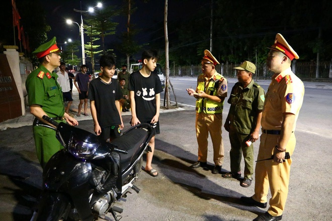 Công an ngăn chặn 2 nhóm thanh thiếu niên mang phóng lợn, vỏ chai bia trên đường