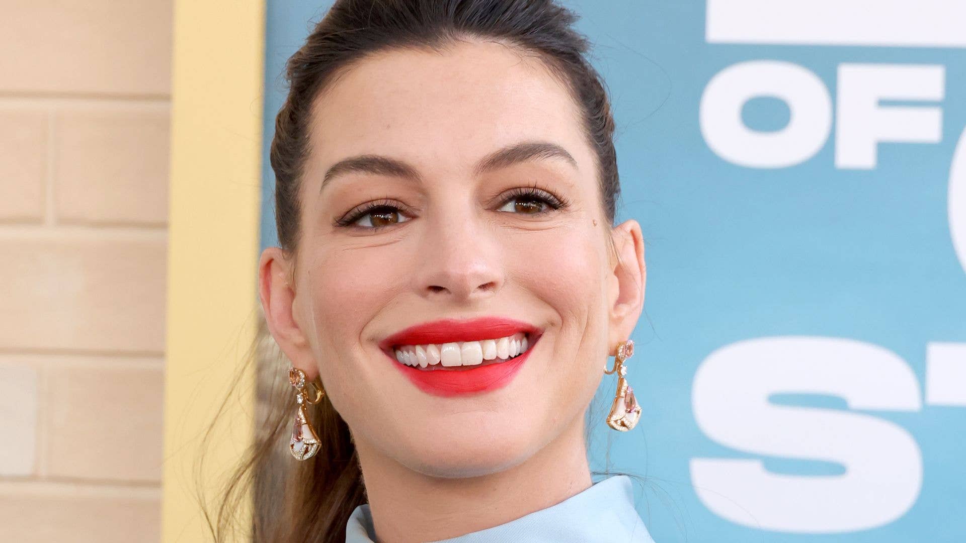 Pregnant Anne Hathaway bares growing baby bump after surprise third ...