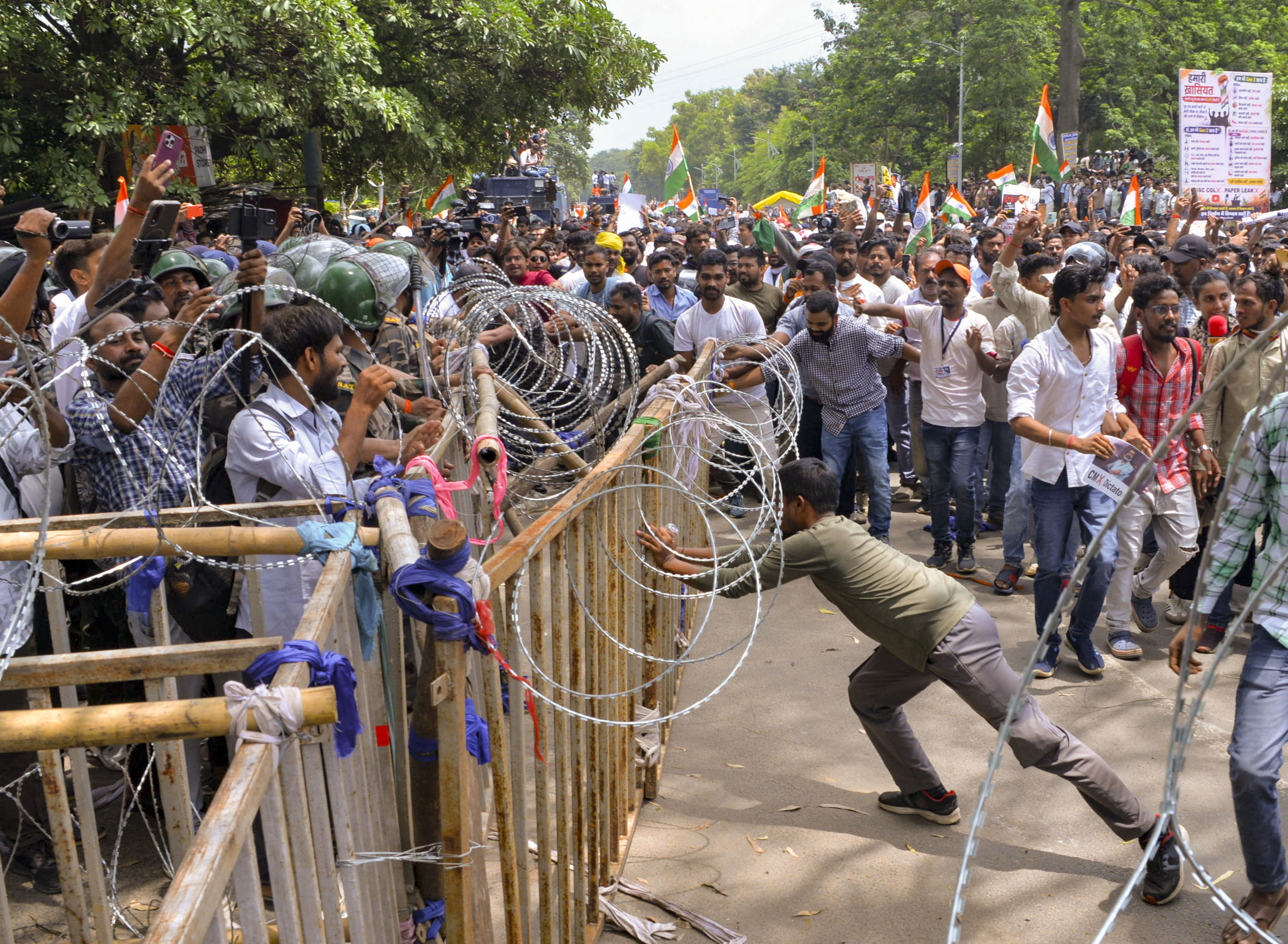 Police use water cannon, tear gas, lathi charge as job aspirants attempt to reach J'khand assembly