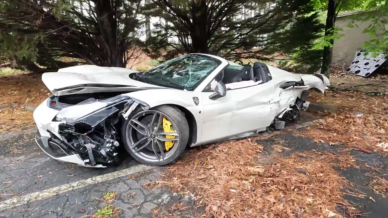 A Ferrari 488 crashed into a wall, then the driver was suddenly gone ...