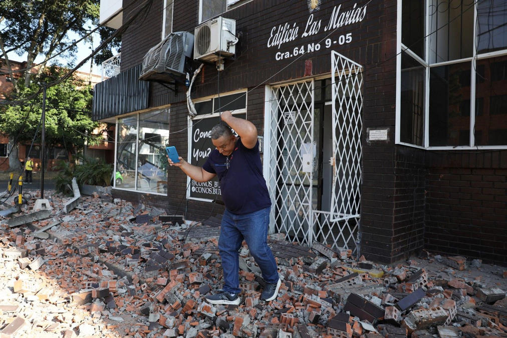 Χάος στην Κολομβία μετά τον σεισμό των 7,4 Ρίχτερ - Νεκροί, τραυματίες και εγκλωβισμένοι