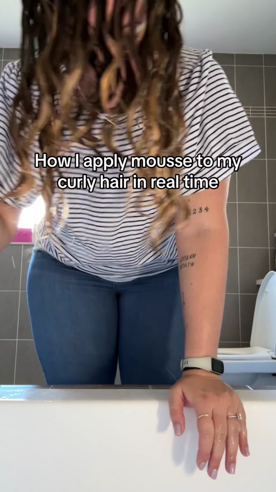 Real-time mousse routine for juicy defined curls
