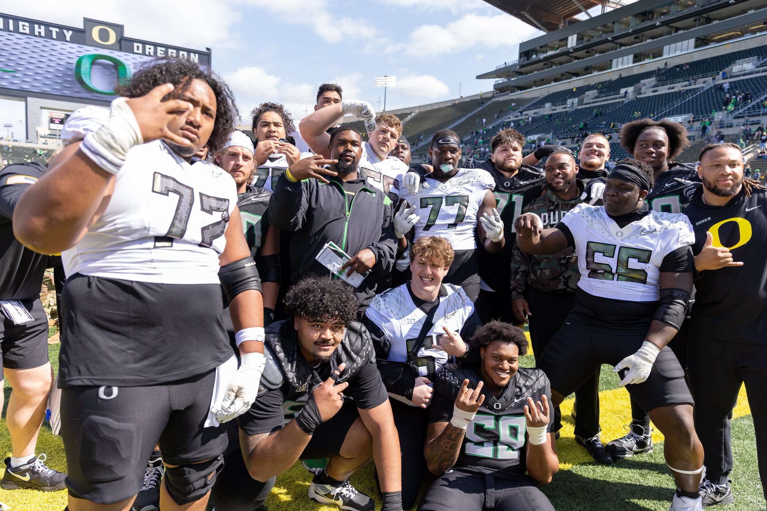 Oregon Ducks ’26 fall camp preview: Davison and Hill could become the ...