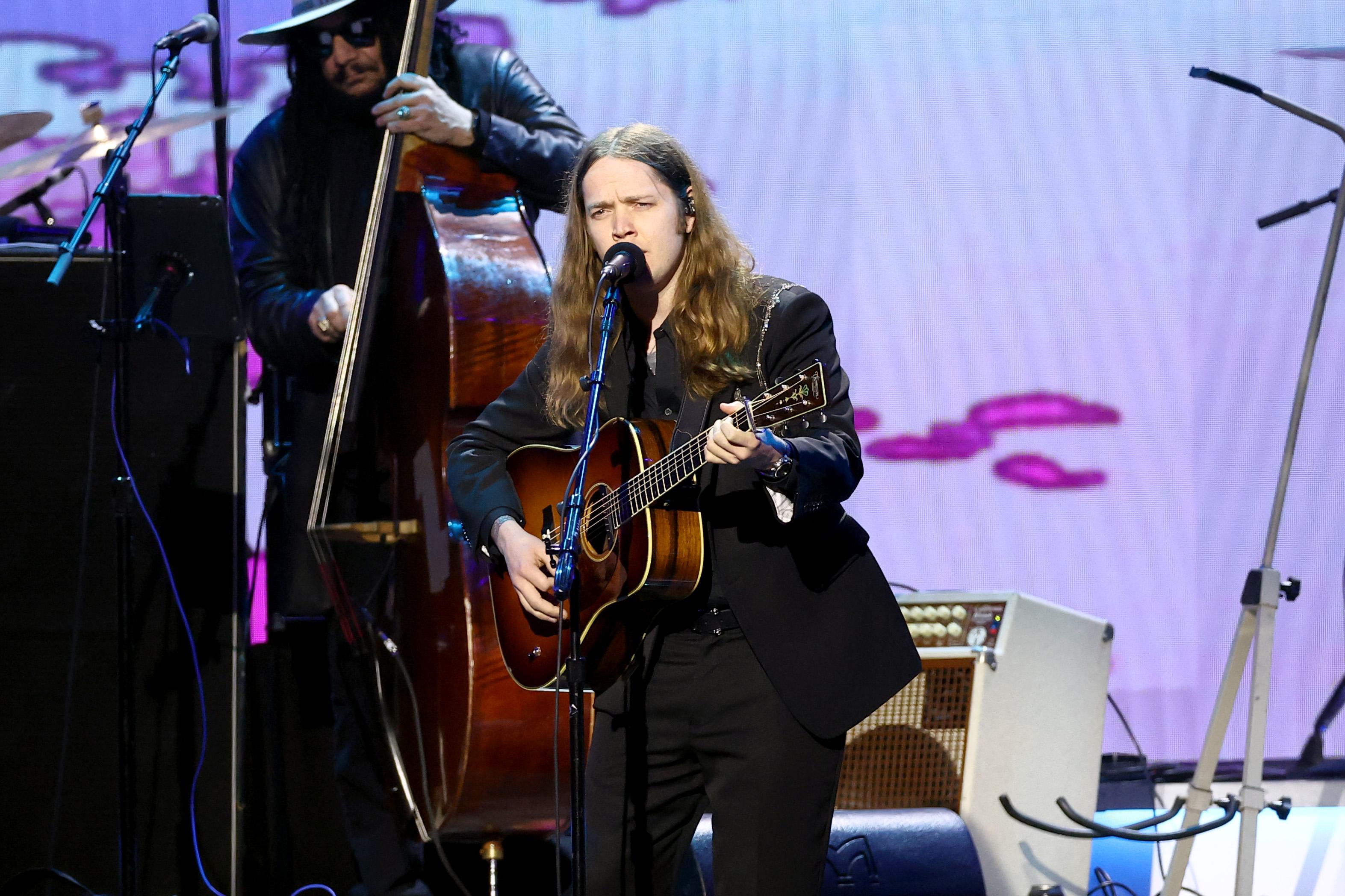 Billy Strings dons helmet during concert after getting hit by object: Watch