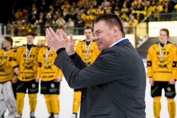 Liigan kausiennakko – sijat 9-12: Loppuuko Raimo Helmisen voittokulku?