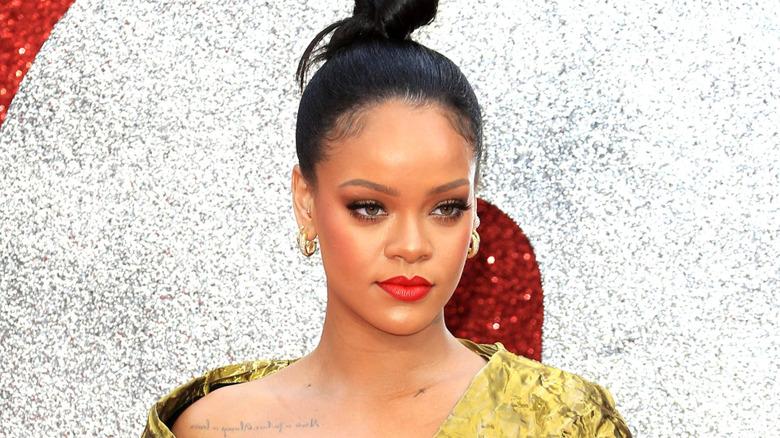 Clothing colors to avoid pairing with a classic red lip