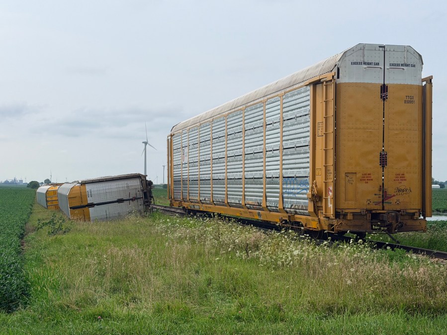 Severe storm blows 32 empty railcars off tracks in LaSalle County