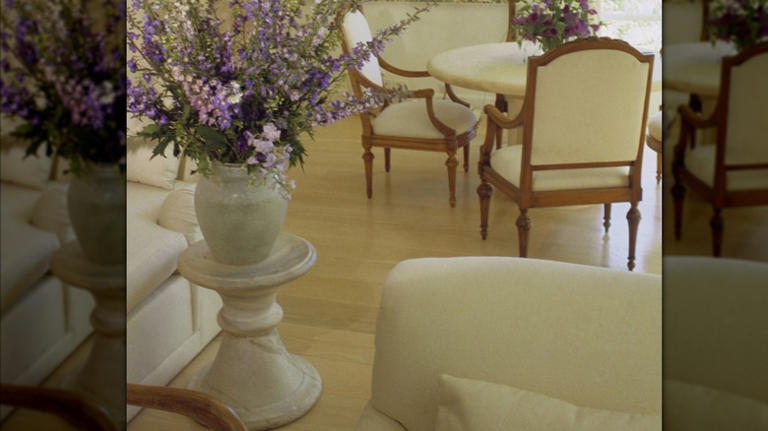 Goodbye boring display shelves: The vintage living room trend that you ...