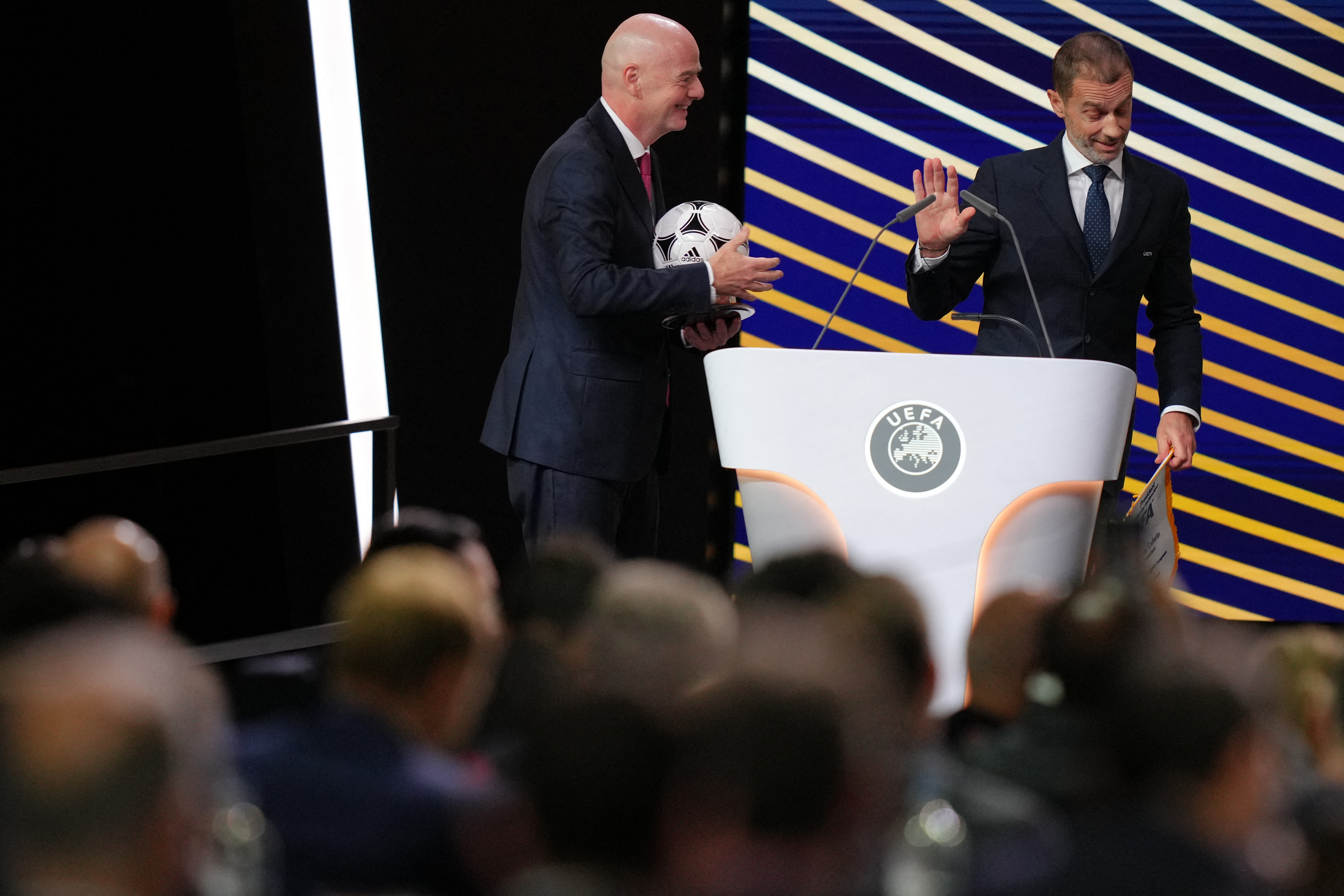 AFC, CONCACAF, UEFA ngầm kêu gọi phế truất chủ tịch FIFA