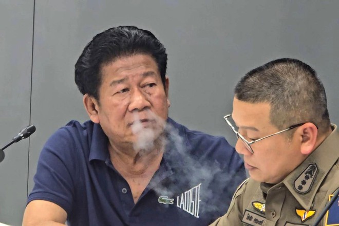 Thủ tướng Thái bất bình vì cựu nghị sĩ giết người ung dung hút thuốc, không bị còng tay