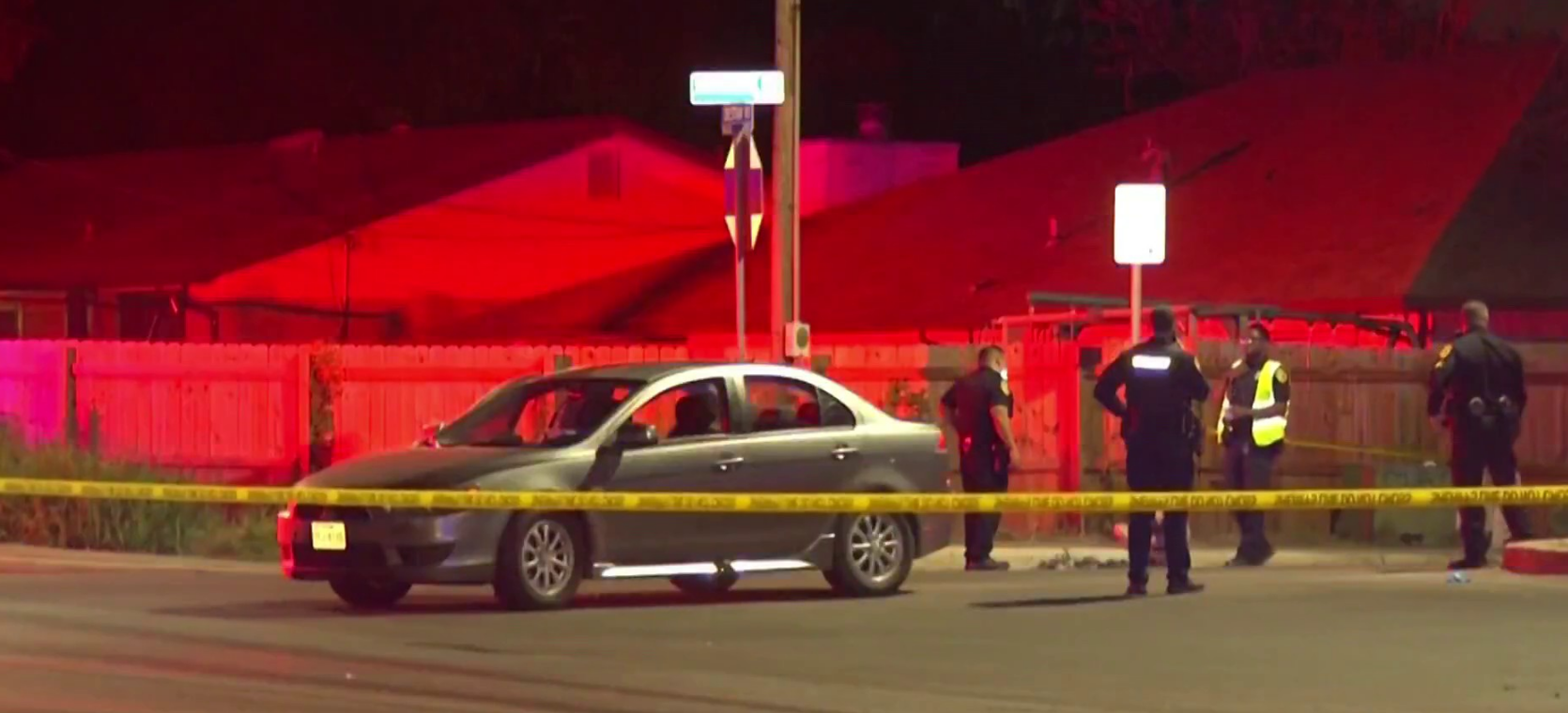 Auto baleado: hombre muere, su madre herida y la conductora huye