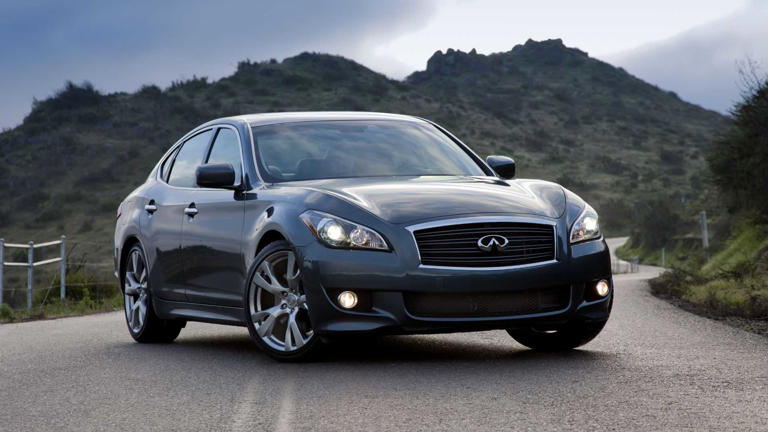 Built like a tank, priced like a cheap SUV - a V8 Infiniti QX80 costs ...