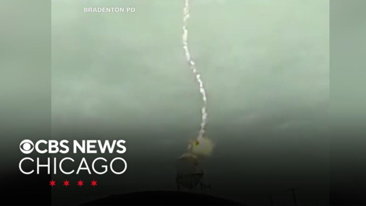 Lightning hits water tower in Bradenton, Florida