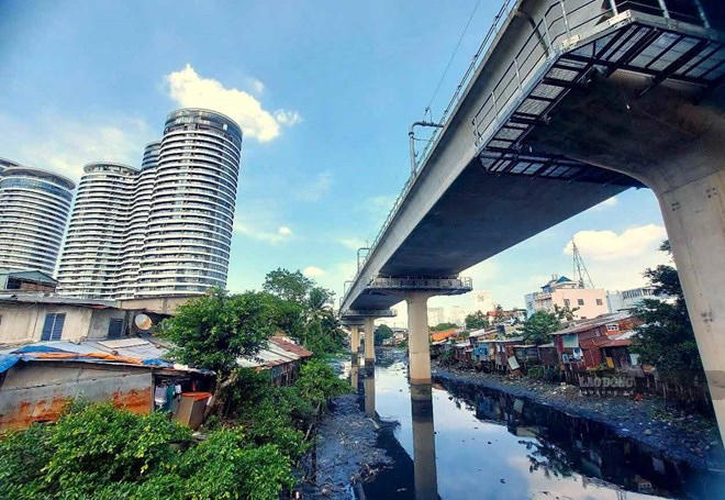 Dãy nhà lụp xụp ven rạch Văn Thánh. Ảnh: Minh Quân