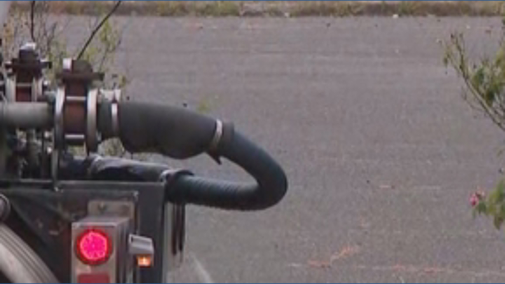 Truck carrying sulfuric acid leaks on Hayden Island
