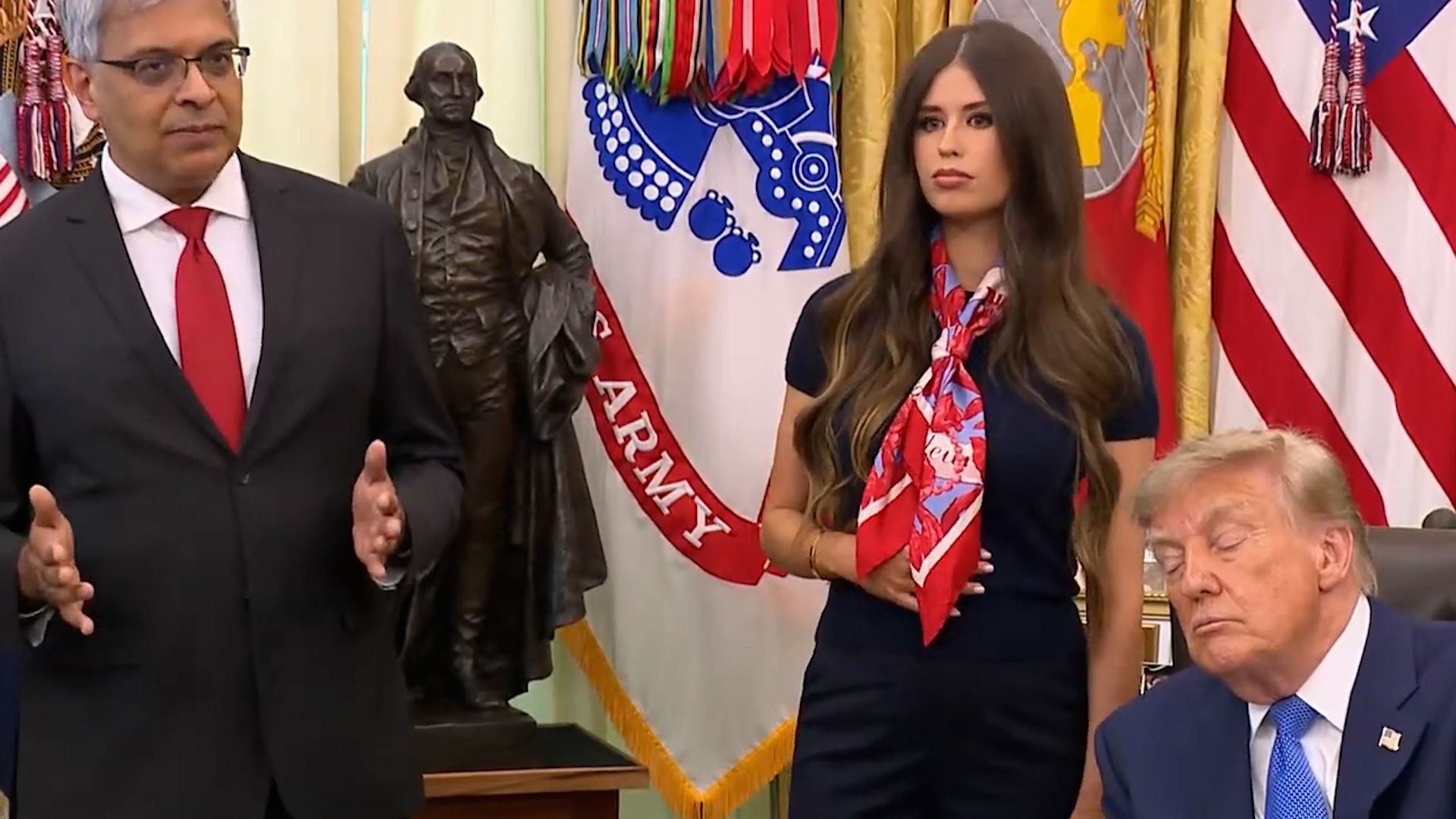 Schläfriger US-Präsident: Trump kann bei Termin im Weißen Haus die ...