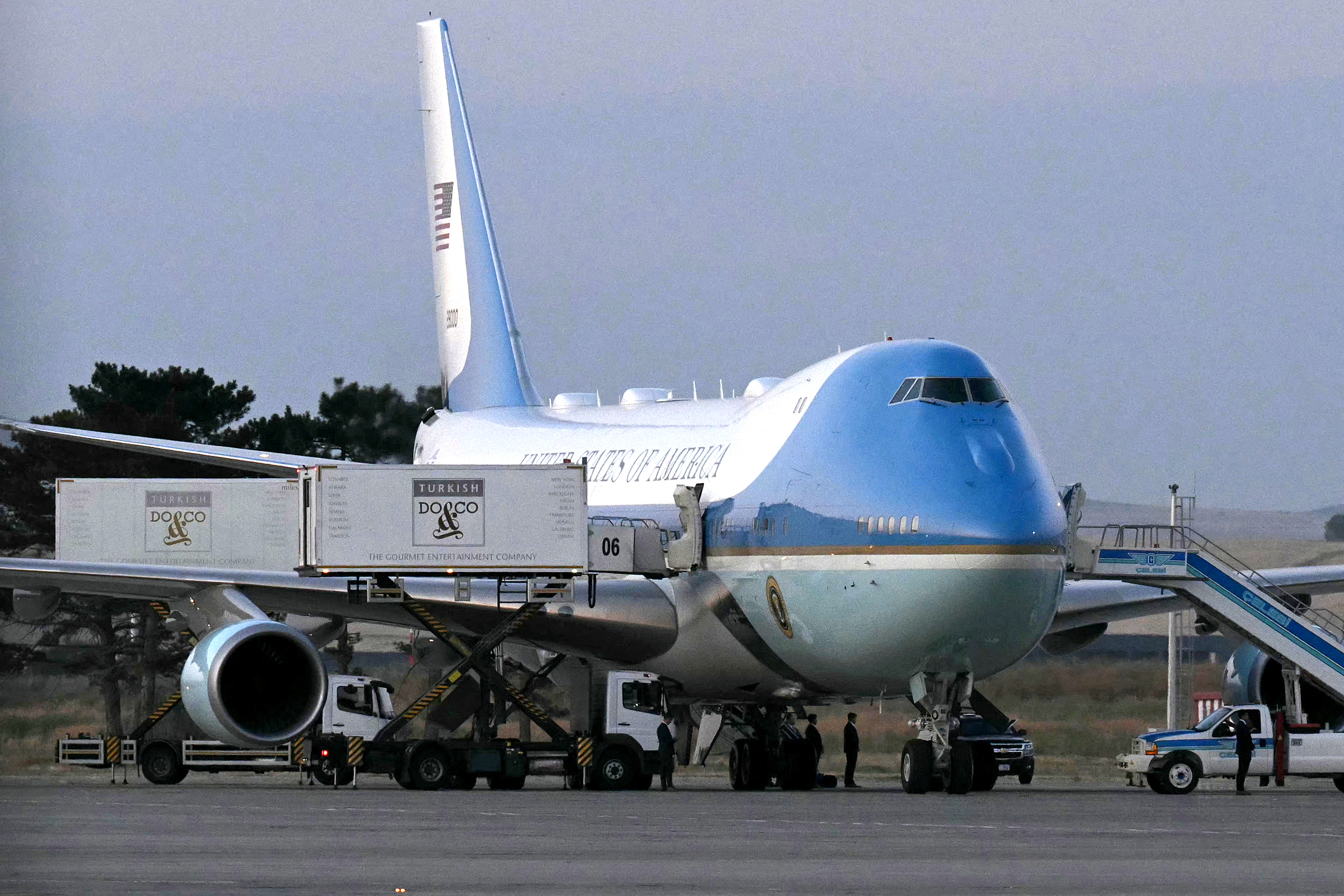 Ông Trump từng 'bí mật đổi sang máy bay quân sự' rời Thổ Nhĩ Kỳ vì âm mưu ám sát