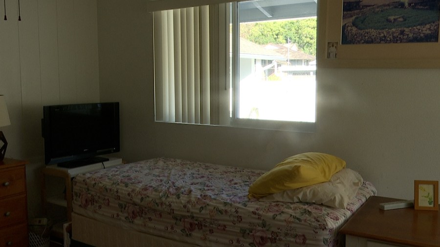 Burglars break in while 90-year-old sleeps in Moanalua