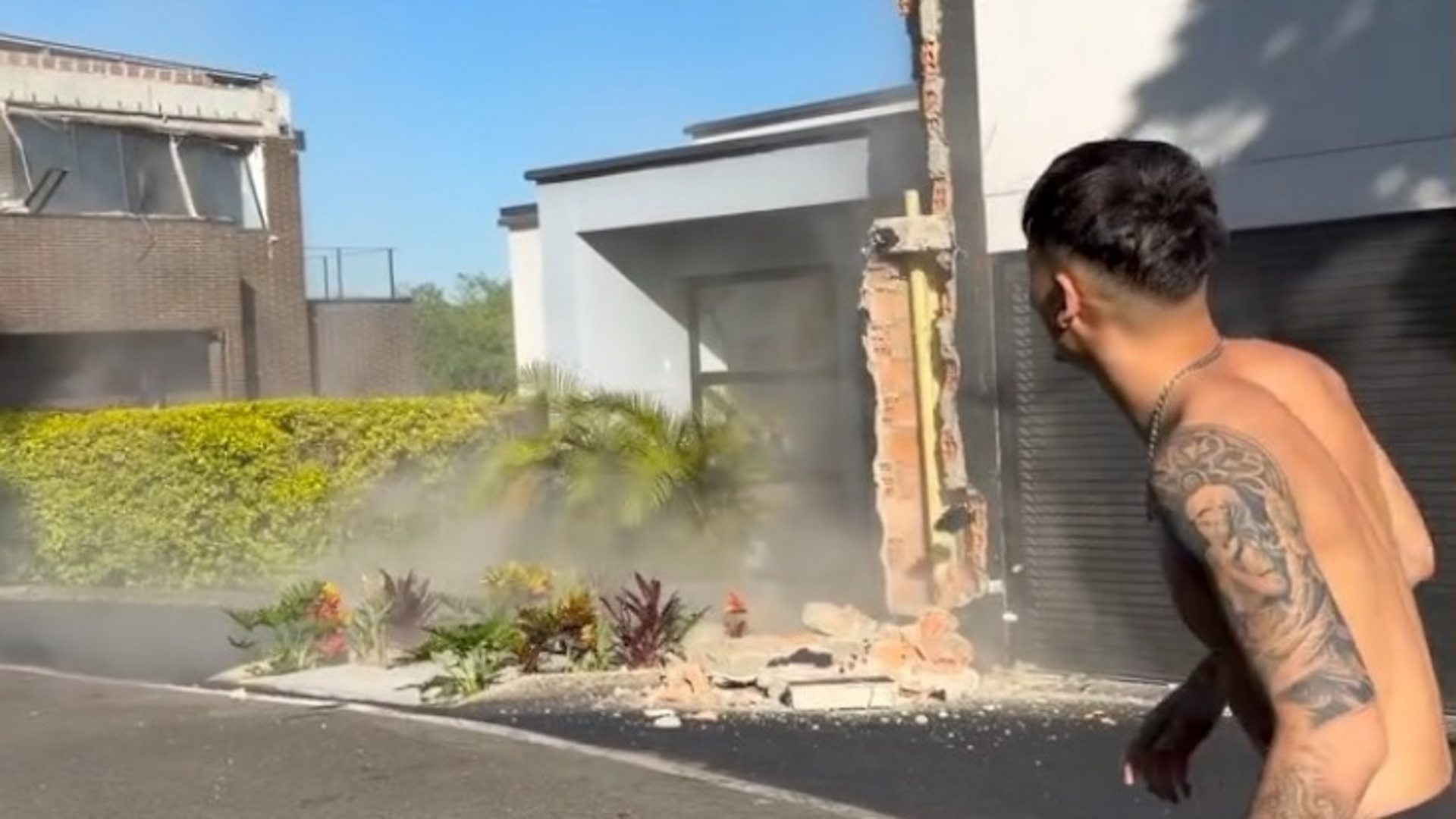 Watch: Family escapes home during Colombia earthquake