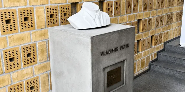 Putin bust decapitated mere hours after installation