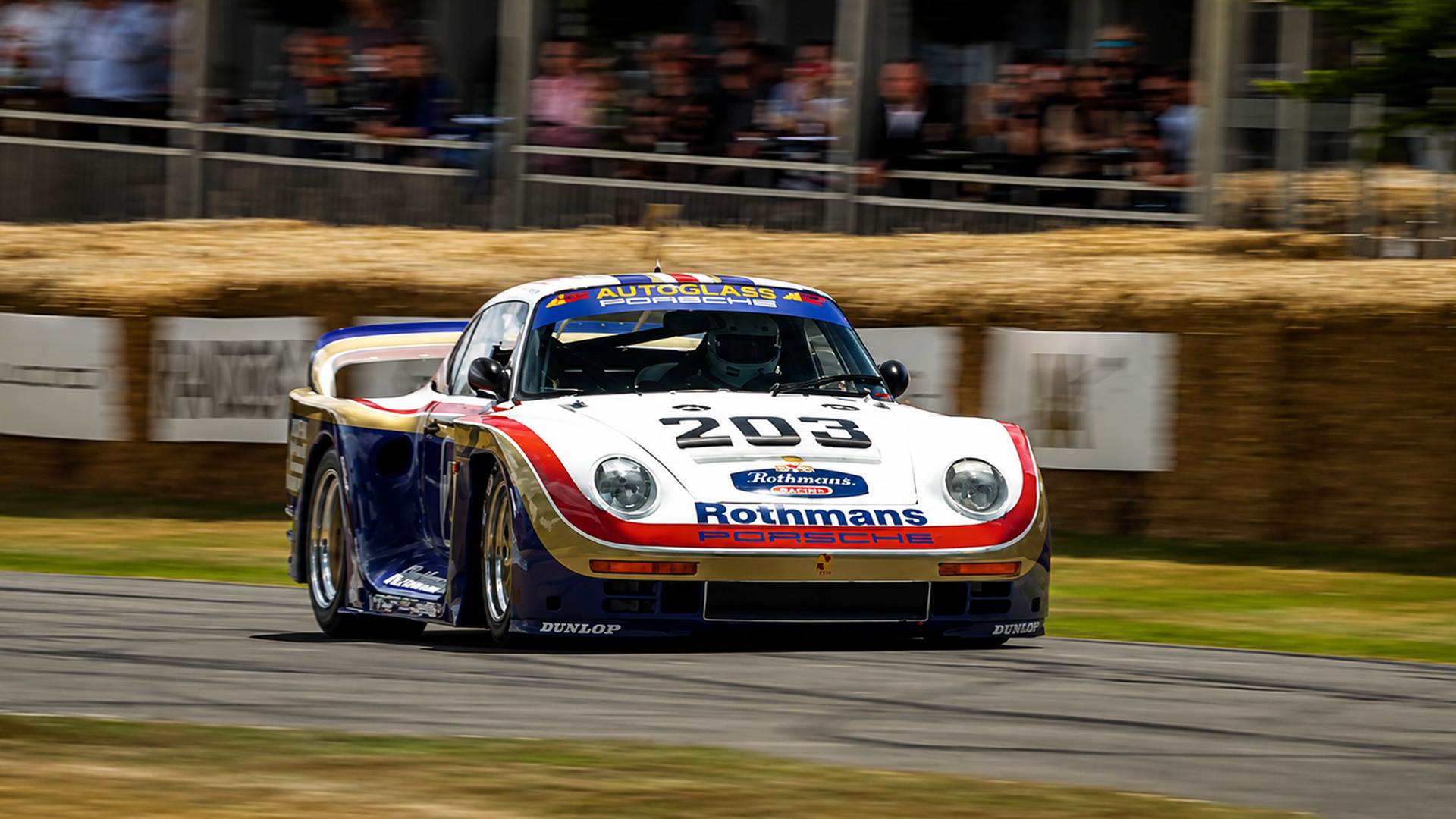 Vintage Porsche 961 attacks the race track with full speed