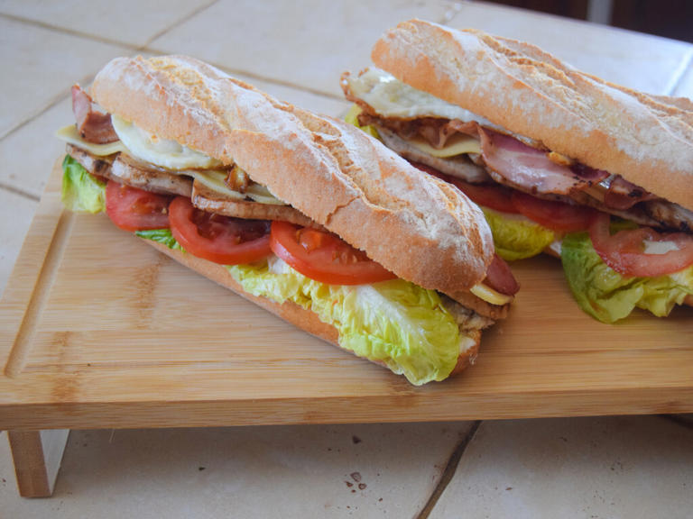 Chivito valenciano, el delicioso bocadillo clásico de los almuerzos que lo tiene todo 