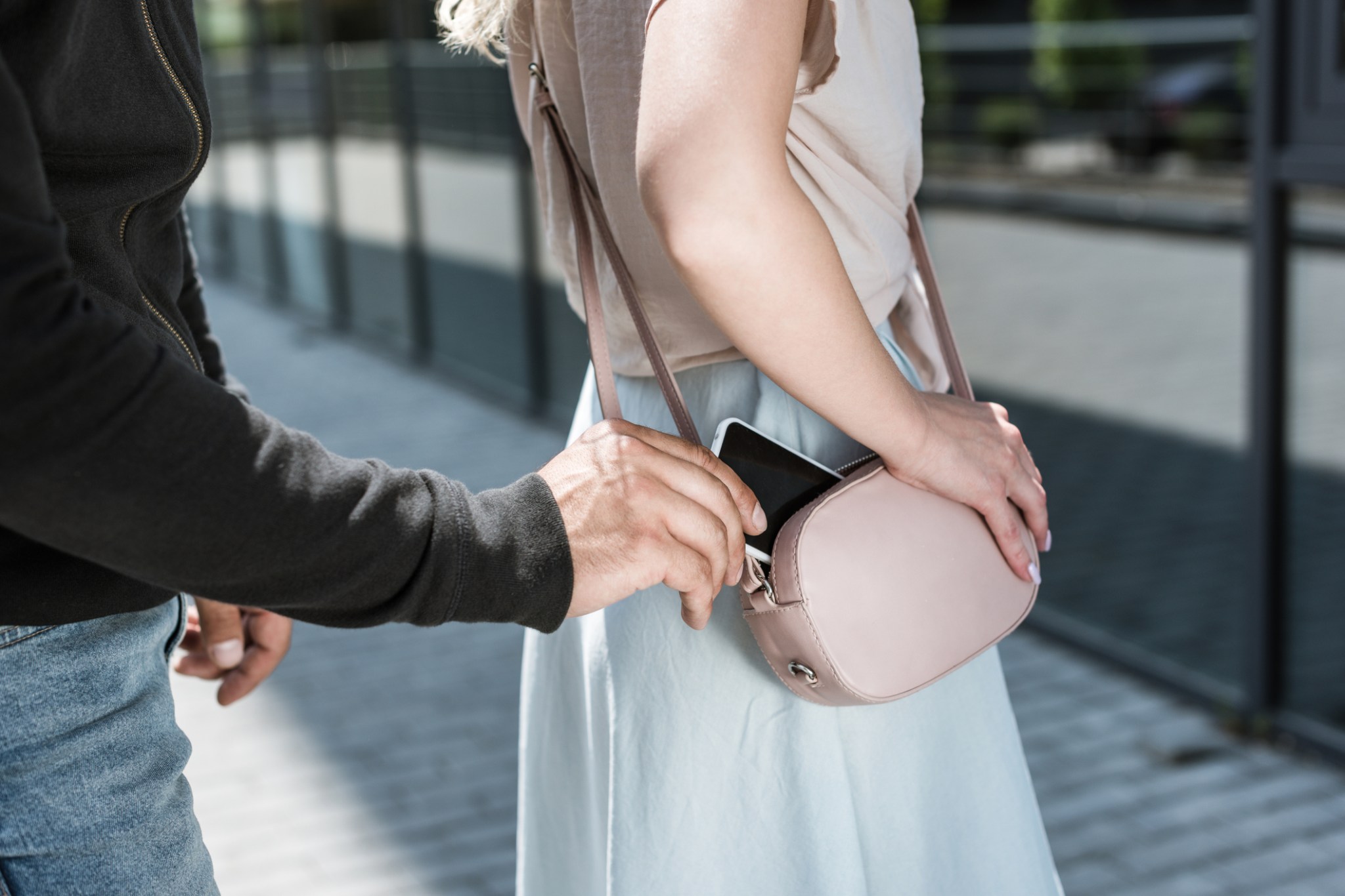 Man's phone gets stolen—expert warns what to do to prevent the worst