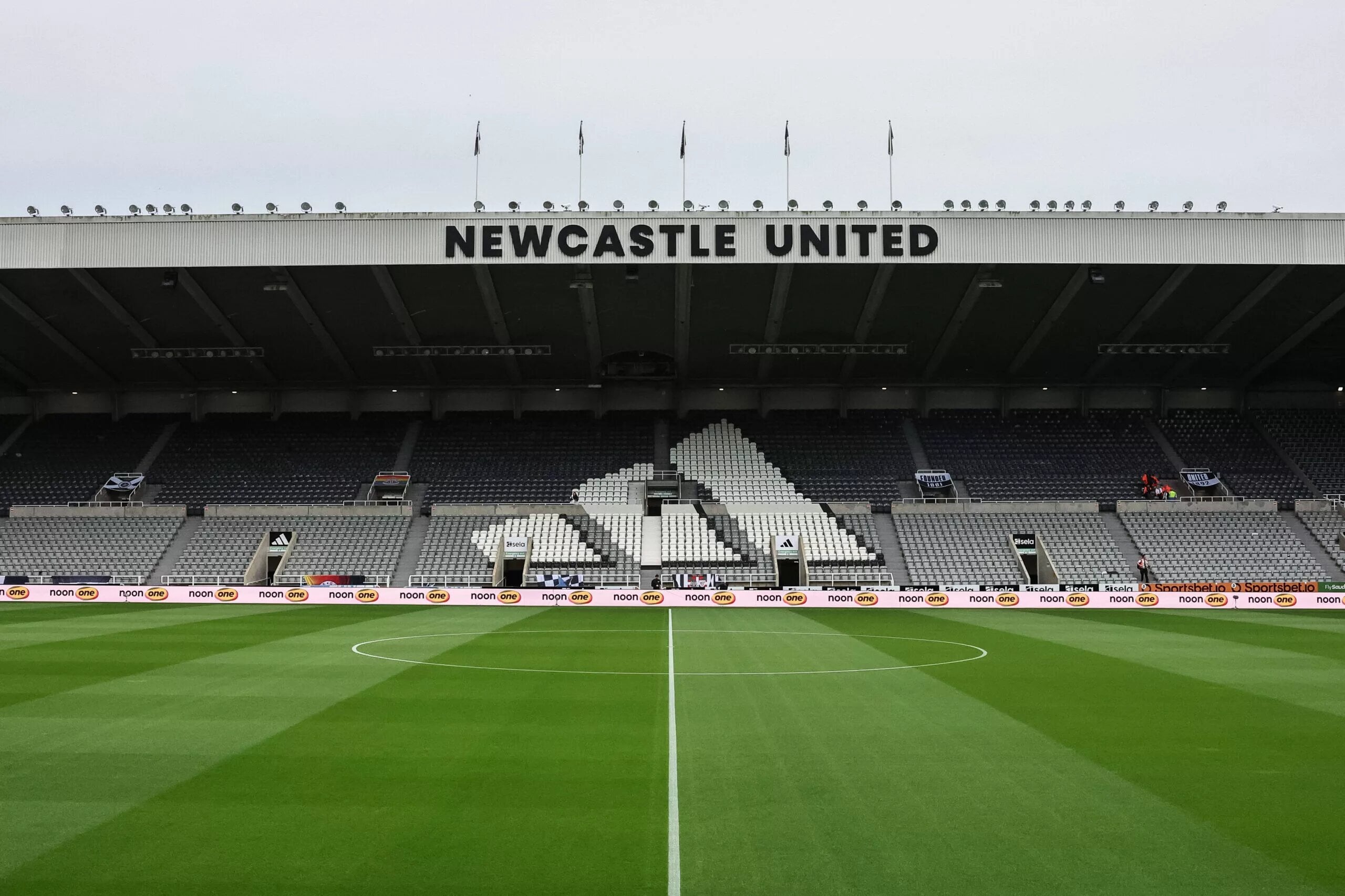Newcastle enter club-to-club talks for international keen on move