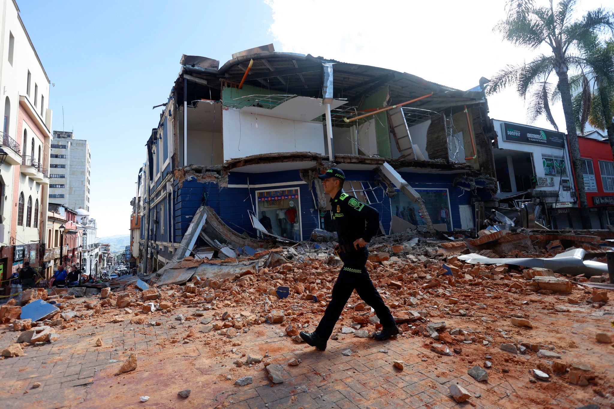 Woman shaking as she films massive earthquake in Colombia: 'So intense'