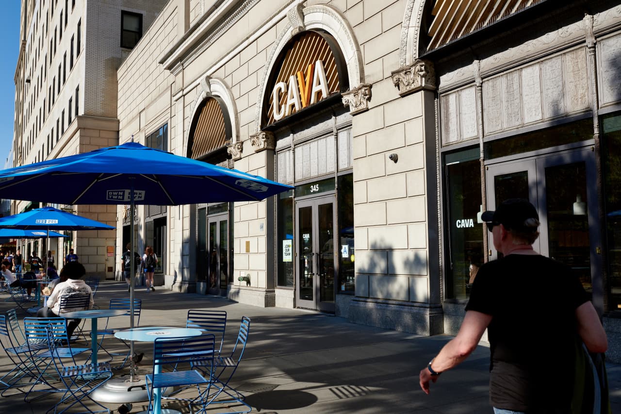 Cava stock jumps on foot traffic gains