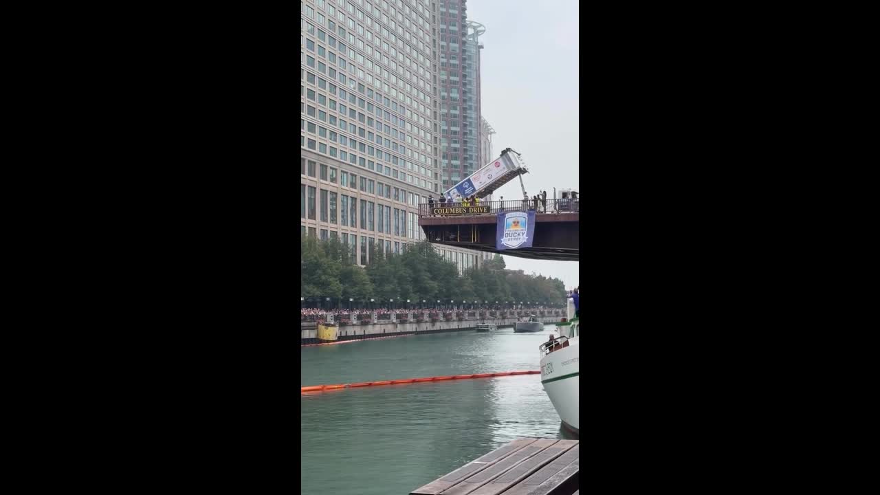 More than 90,000 rubber ducks race down Chicago River in colourful ...