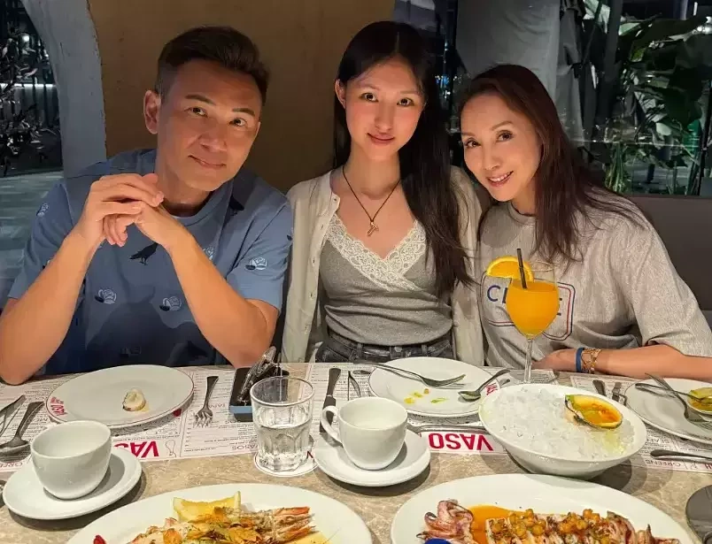 Sao châu Á 12/8: Quách Khả Doanh khoe con gái mỹ nhân