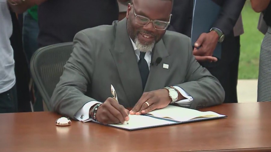 Mayor Johnson issues executive order to regulate Chicago data centers