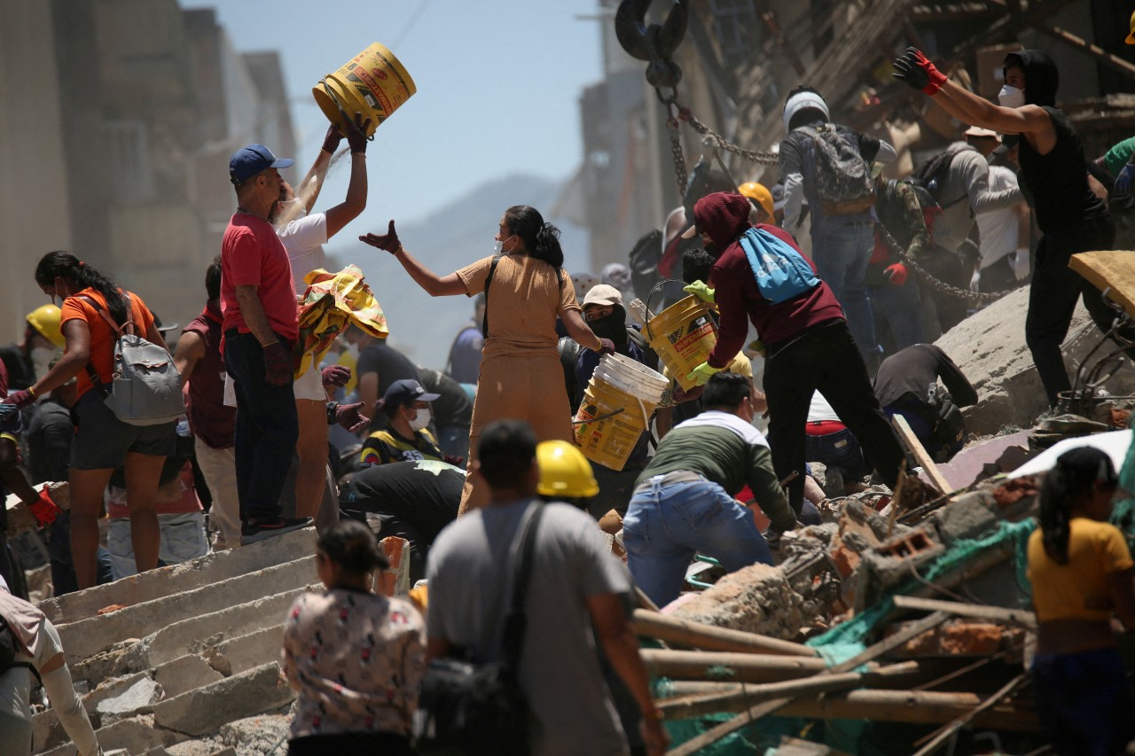 Rescue teams in Colombia dig through rubble to pull out quake victims